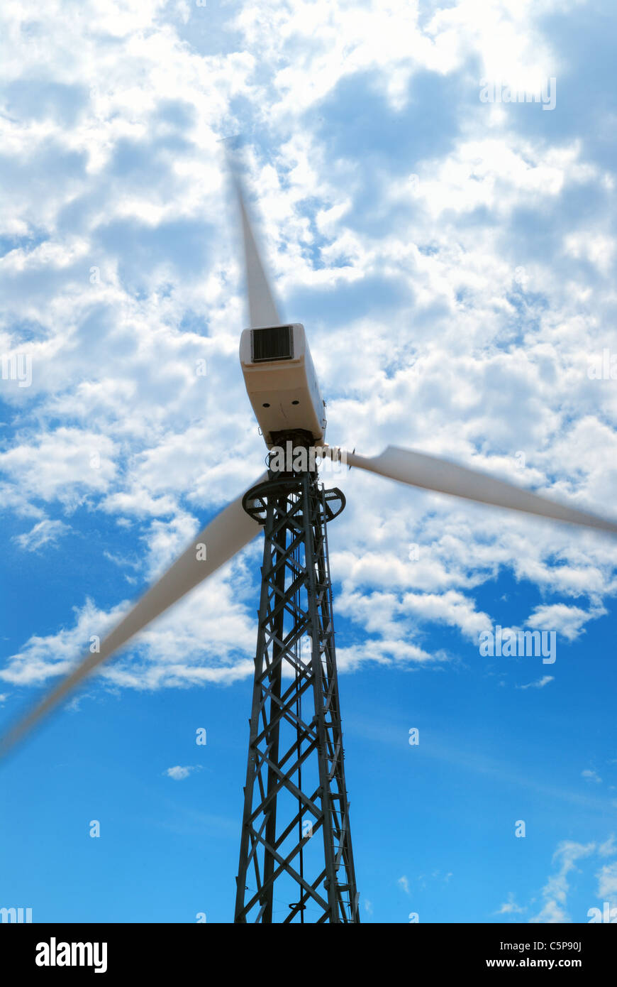 Windturbine gegen bewölktem Himmel, Krim, Ukraine Stockfoto