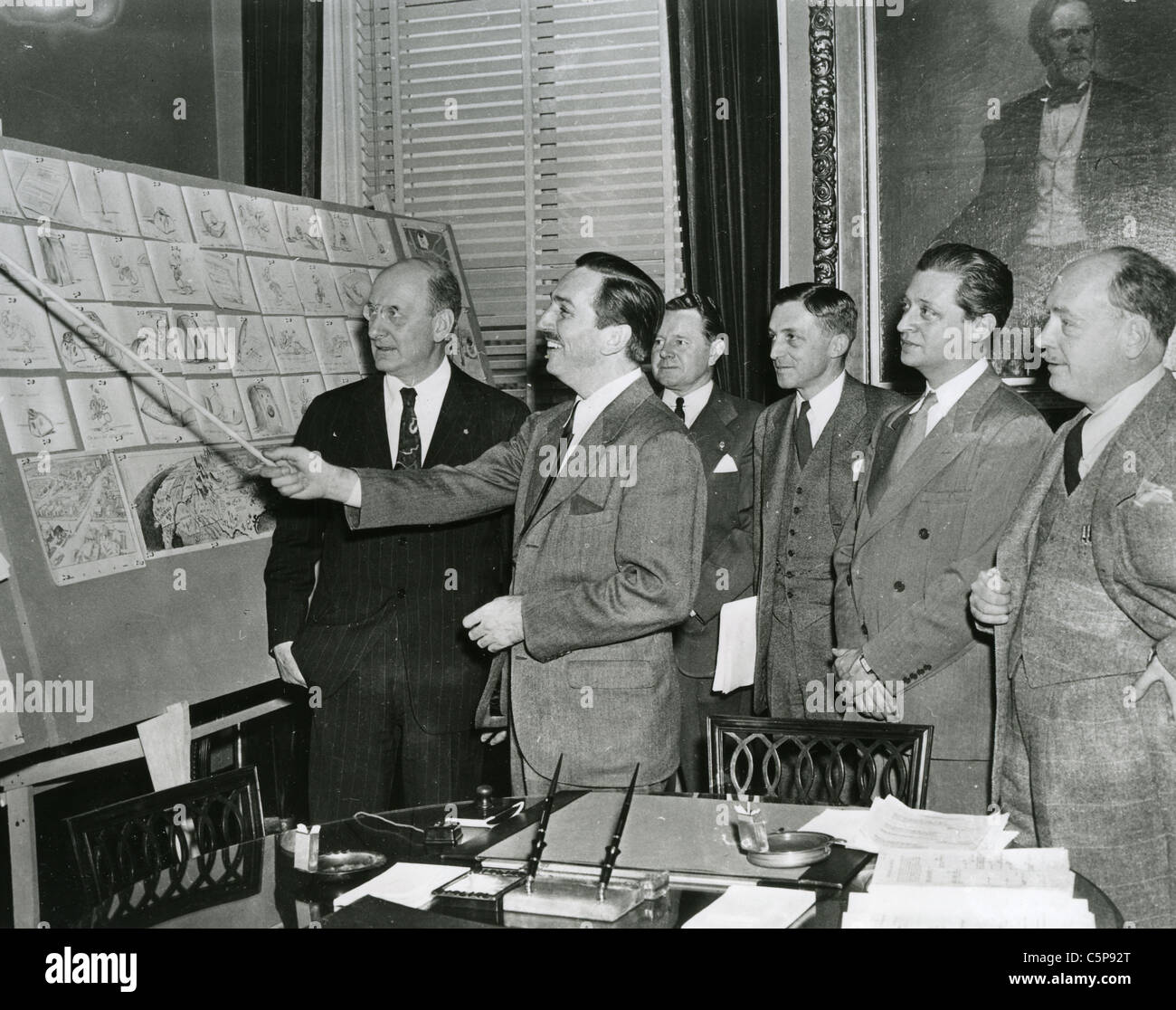 WALT DISNEY (Mitte) US-Film und Comic-Hersteller zeigt den Besuchern seines Studios ein Cartoon-Storyboard ca. 1940 Stockfoto