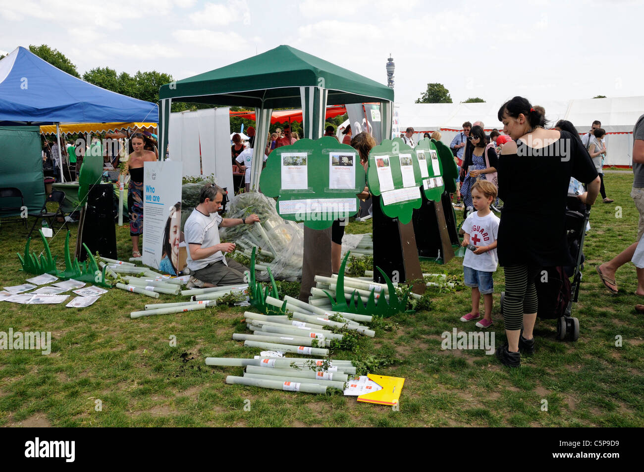 Junge Bäume werden in Camden verschenkt jetzt London Green Fair England UK Stockfoto