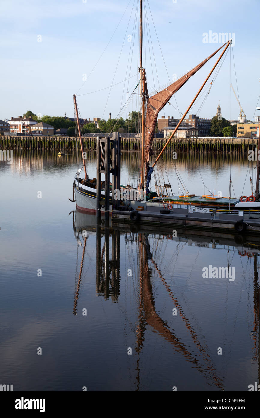 Traditionssegler Lastkähne spiegelt sich in der Themse Wapping. Stockfoto