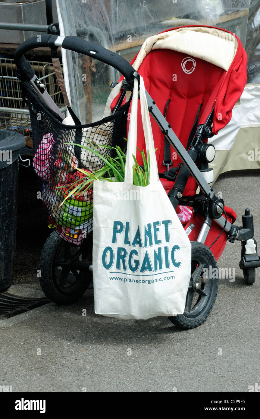 Baumwolle Bio Planet Warenkorb hängen von der Seite des Kindes Buggy Stockfoto