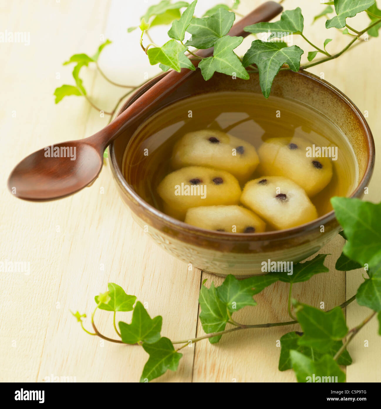 Gekochte Birnen in Honig konserviert Stockfoto