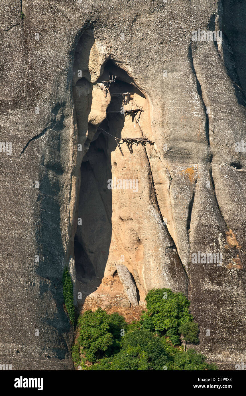Höhle in den Felsen des Heiligen Geistes in der Nähe von Kloster Roussanou, früher eigensinnigen Mönche zu beschränken. Meteora, Thessalien, Griechenland Stockfoto