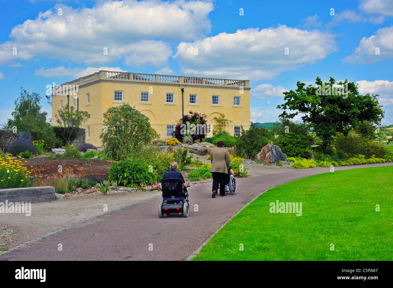 Zwei behinderte an der National Botanic Garden of Wales, Llanarthne, Carmarthenshire, UK. Stockfoto