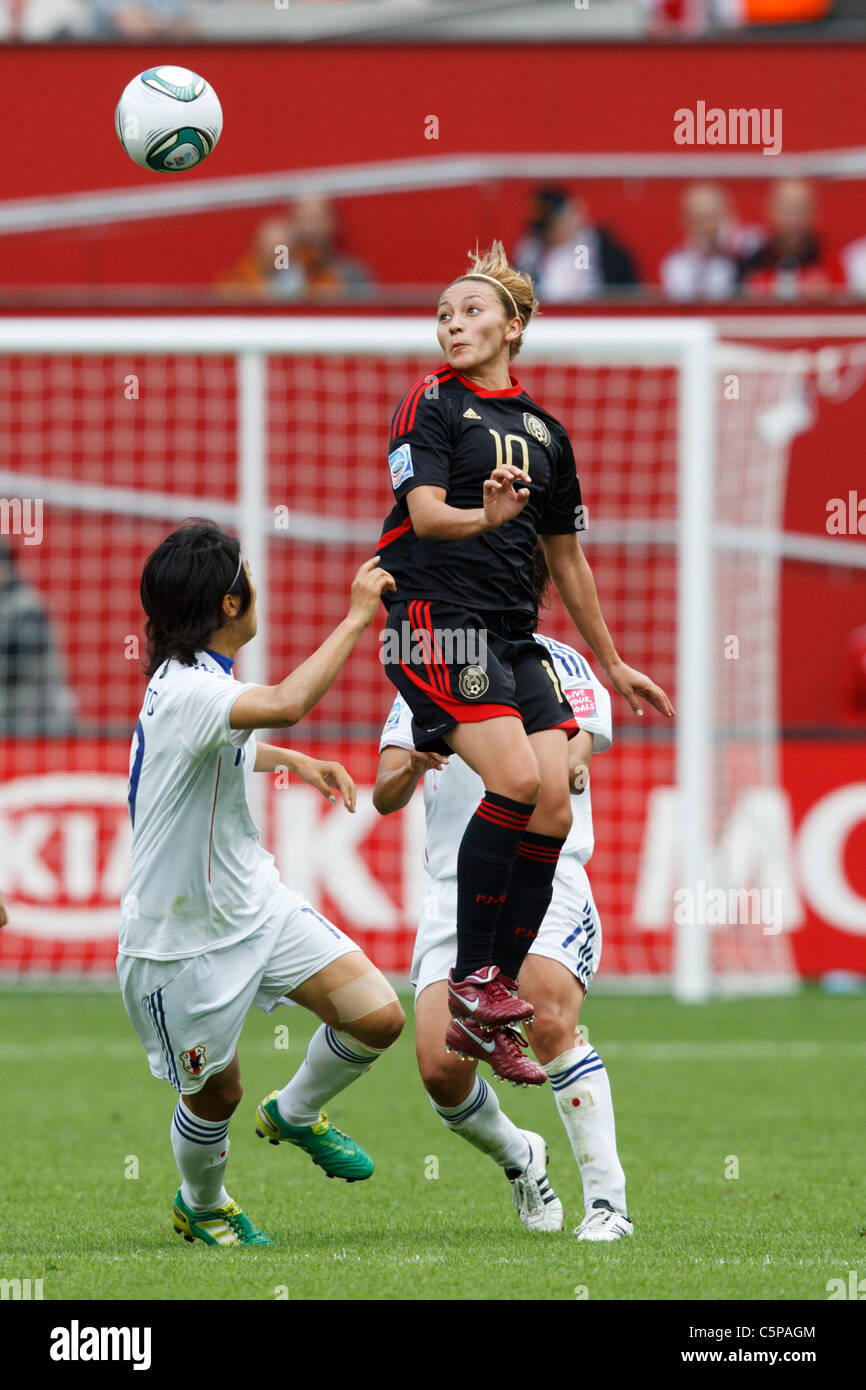 Dinora Garza von Mexiko (10) Köpfe den Ball während einer FIFA Frauen Welt Cup Gruppe B Spiel gegen Japan 1. Juli 2011. Stockfoto
