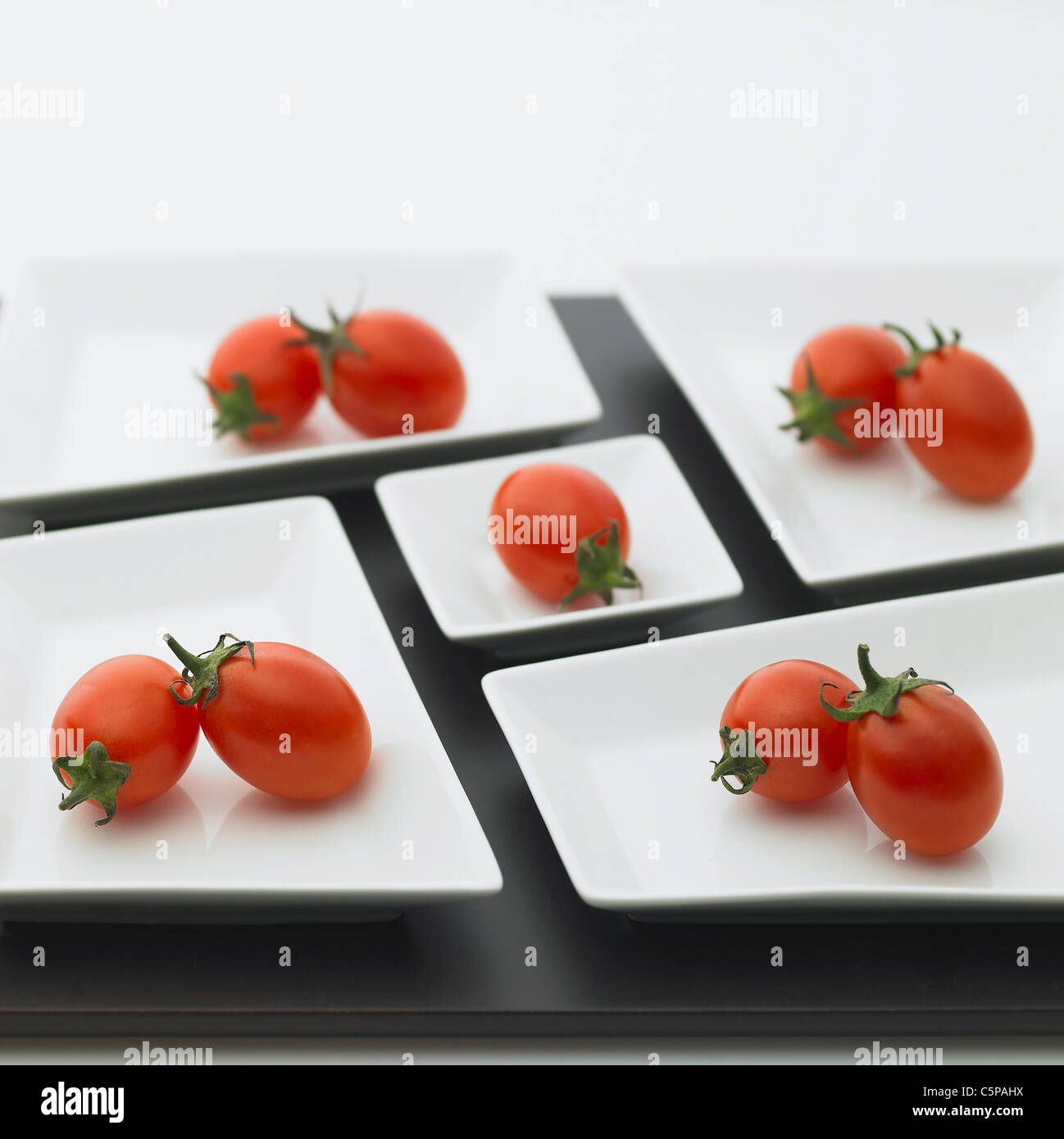 Cherry-Tomaten auf Tellern Stockfoto
