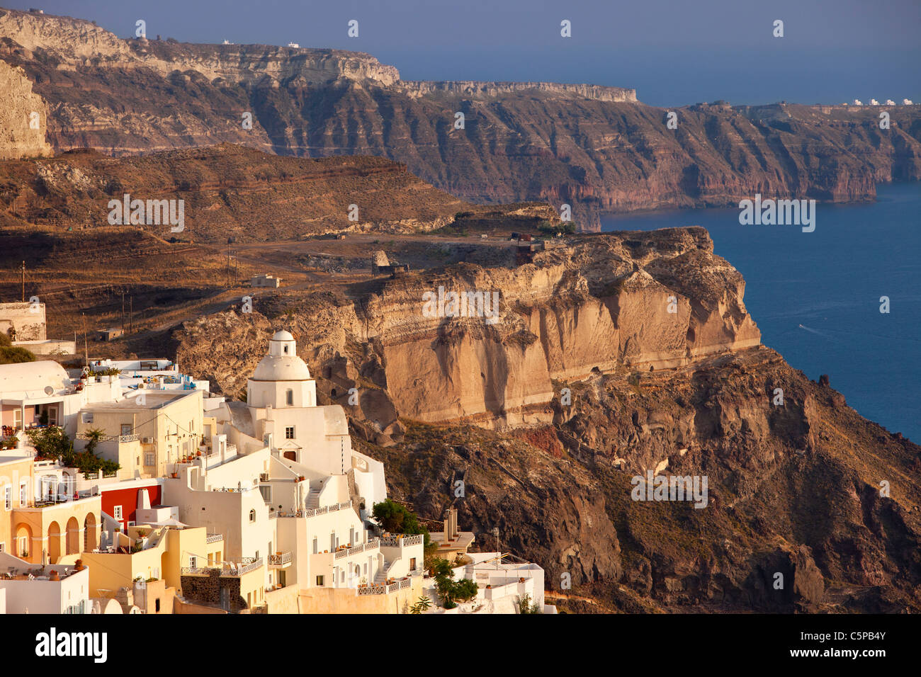 Stadt von Thira (Fira) entlang der felsigen Klippen von Santorin, die Kykladen-Griechenland Stockfoto