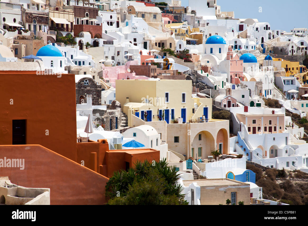 Oia, Santorini, griechische Insel, Griechenland, legendären Reisen Reiseziel weiß gewaschen Gebäude Kykladen blaue Kuppel Kirchen Stockfoto