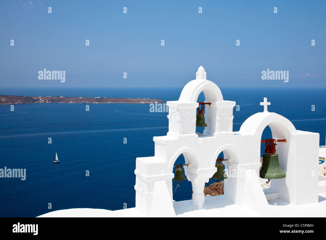 Oia, Santorini, griechische Insel, Griechenland, legendären Reisen Reiseziel weiß gewaschene Gebäude Caldera Kykladen Glockenturm der Kirche Stockfoto