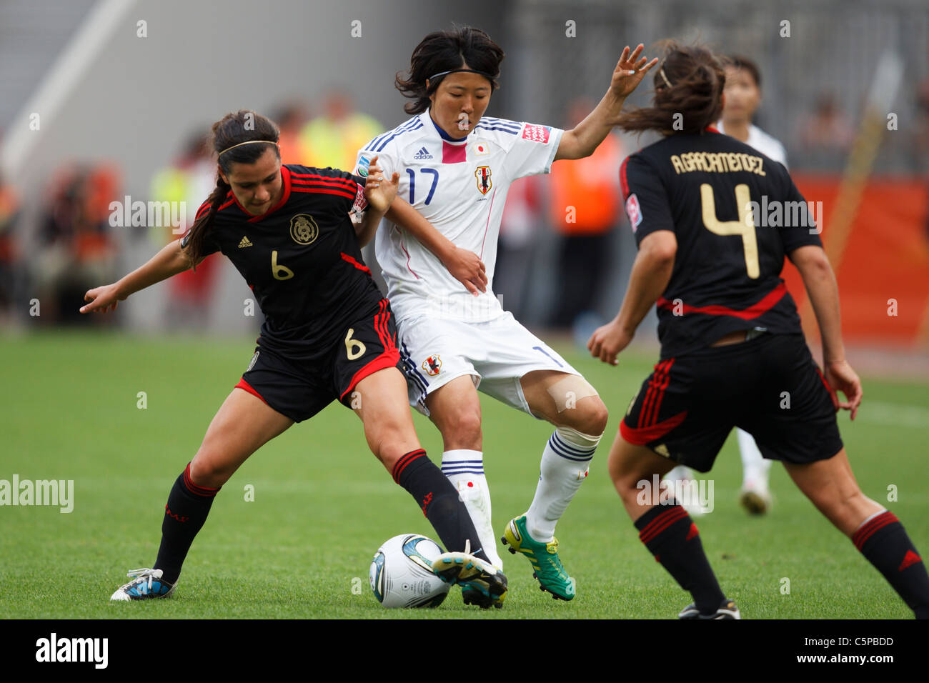 Natalie Garcia von Mexiko (6) und Yuki Nagasoto Japan (17) Herausforderung für den Ball während einer FIFA Frauen WM-Fußball Spiel Stockfoto