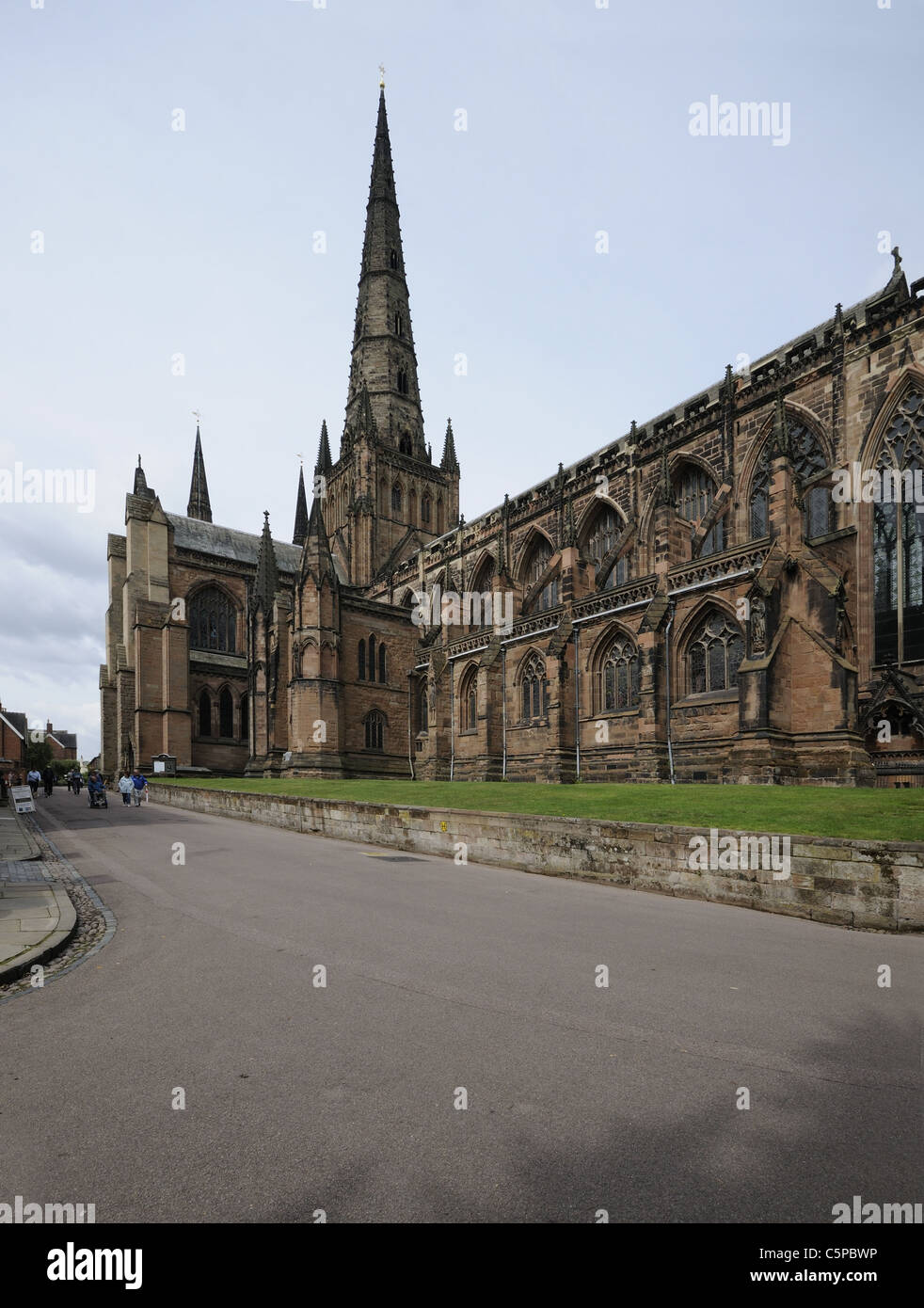 Süd-Ost angezeigt Hauptturm mit südlichen Querschiff auf linken Kathedrale von LICHFIELD Kathedrale von Lichfield Stockfoto