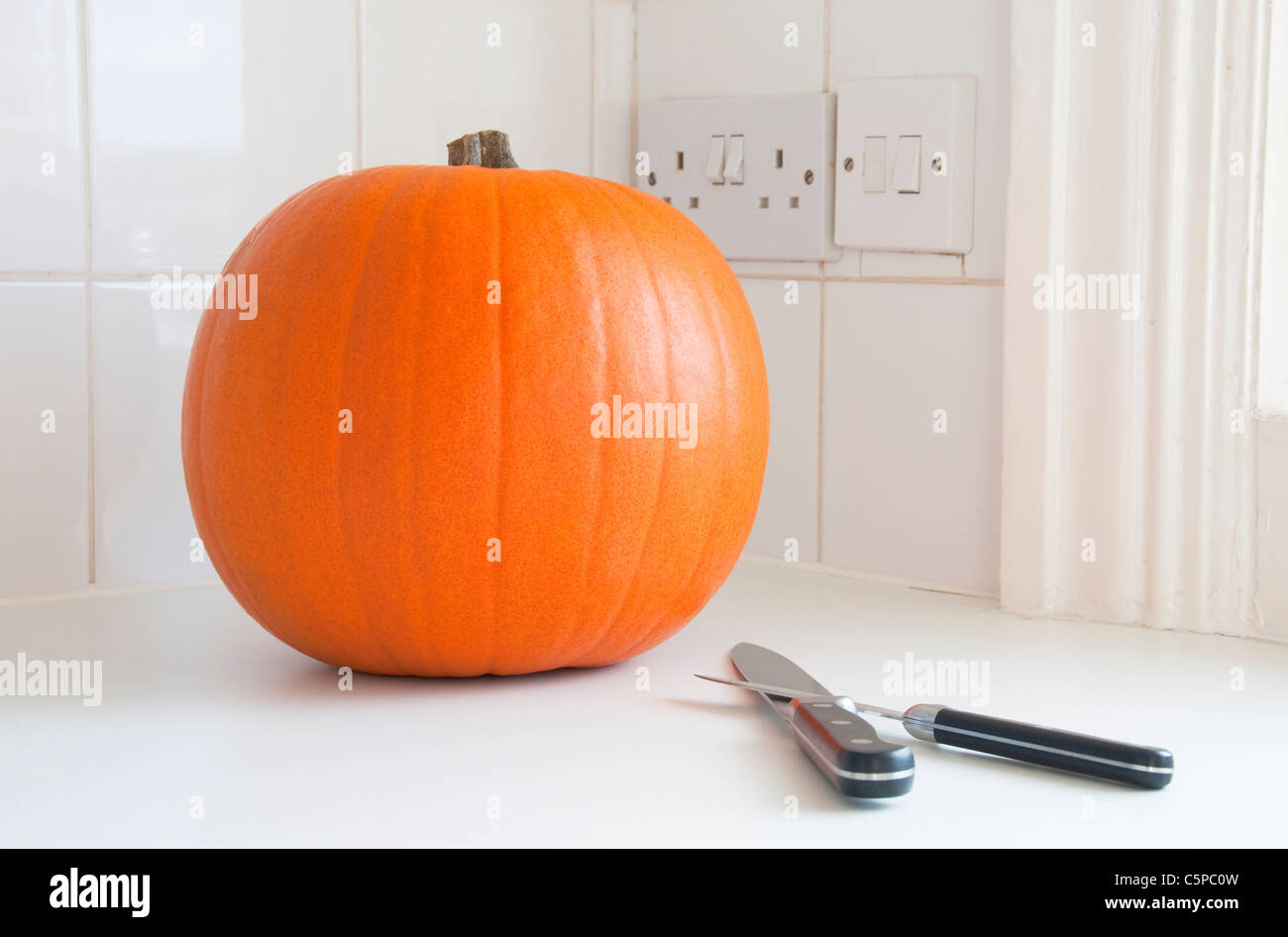 Ein Kürbis und zwei Messer Stockfoto