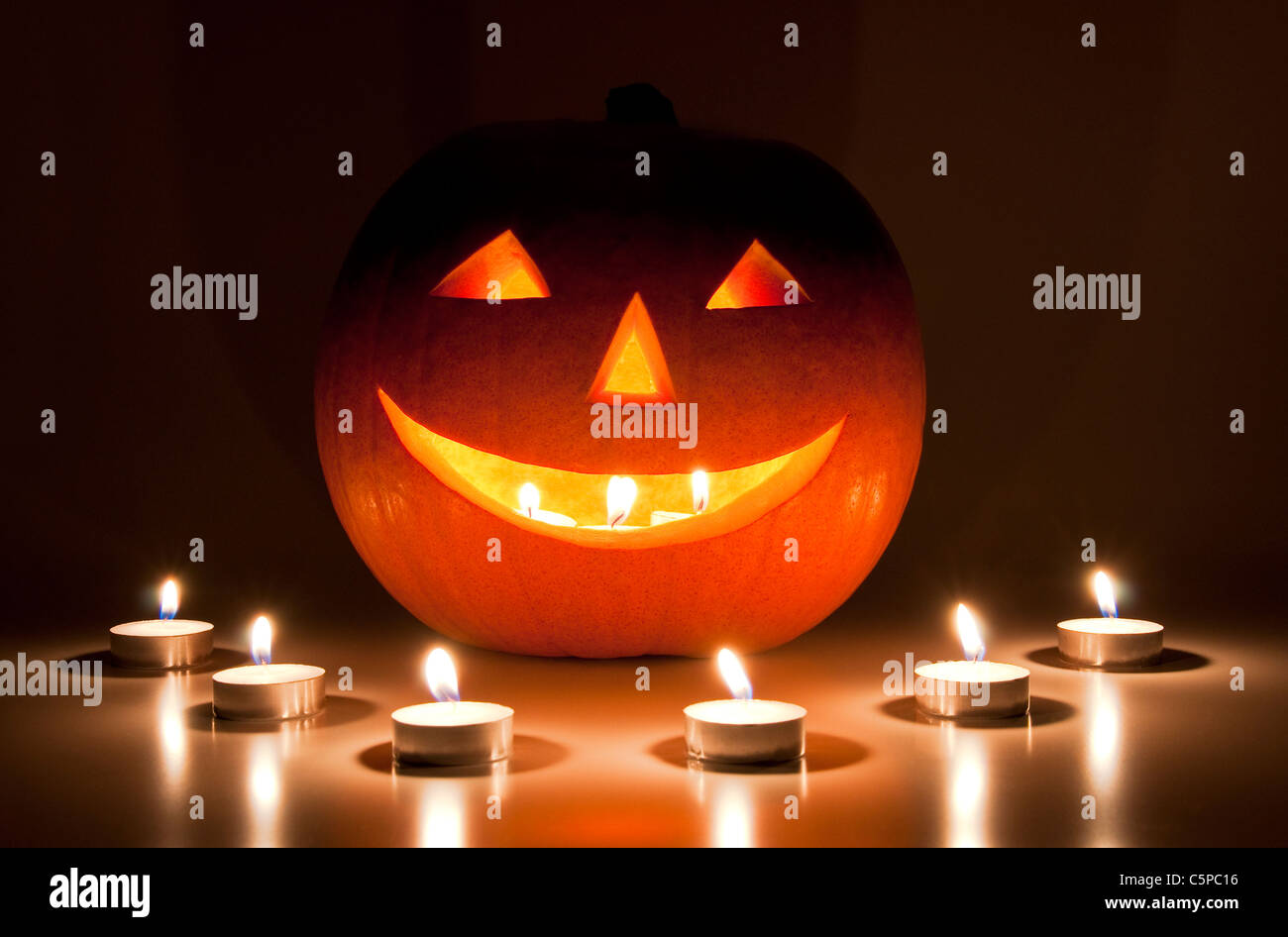 Halloween Laterne mit Kerzen beleuchtet Stockfoto