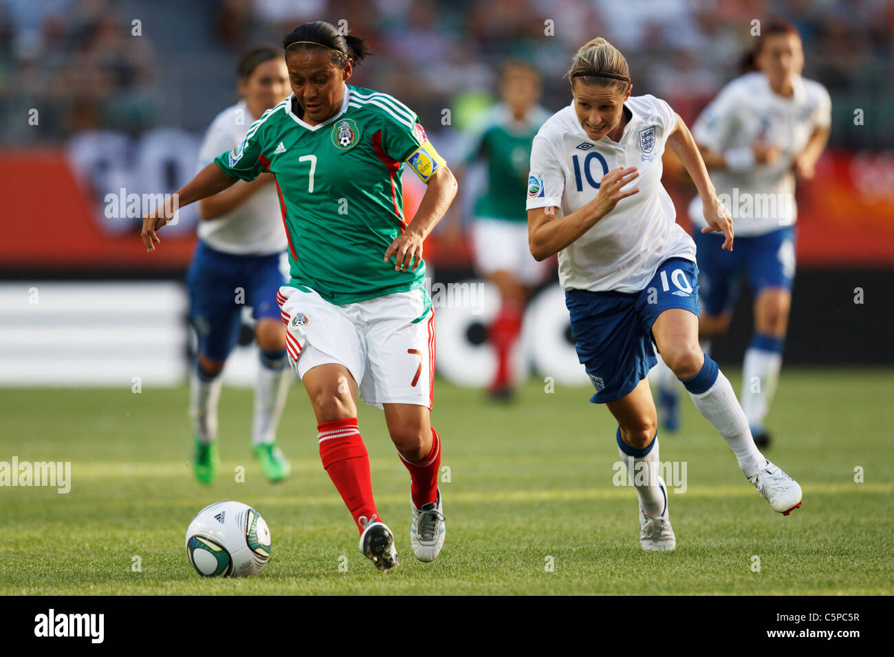 Juana Lopez von Mexiko (7) treibt den Ball gegen Kelly Smith aus England (10) während eines 2011 Frauen WM-Fußballspiel. Stockfoto
