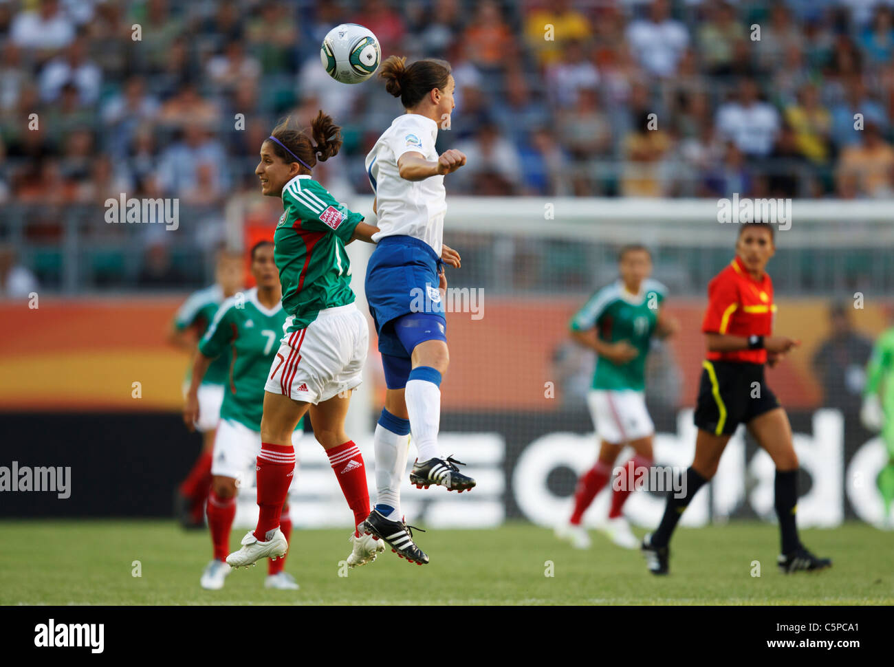 Teresa Noyola von Mexiko (l) und Casey Stoney England (r) Kampf um einen Header während einer 2011 Frauenfußball WM übereinstimmen. Stockfoto