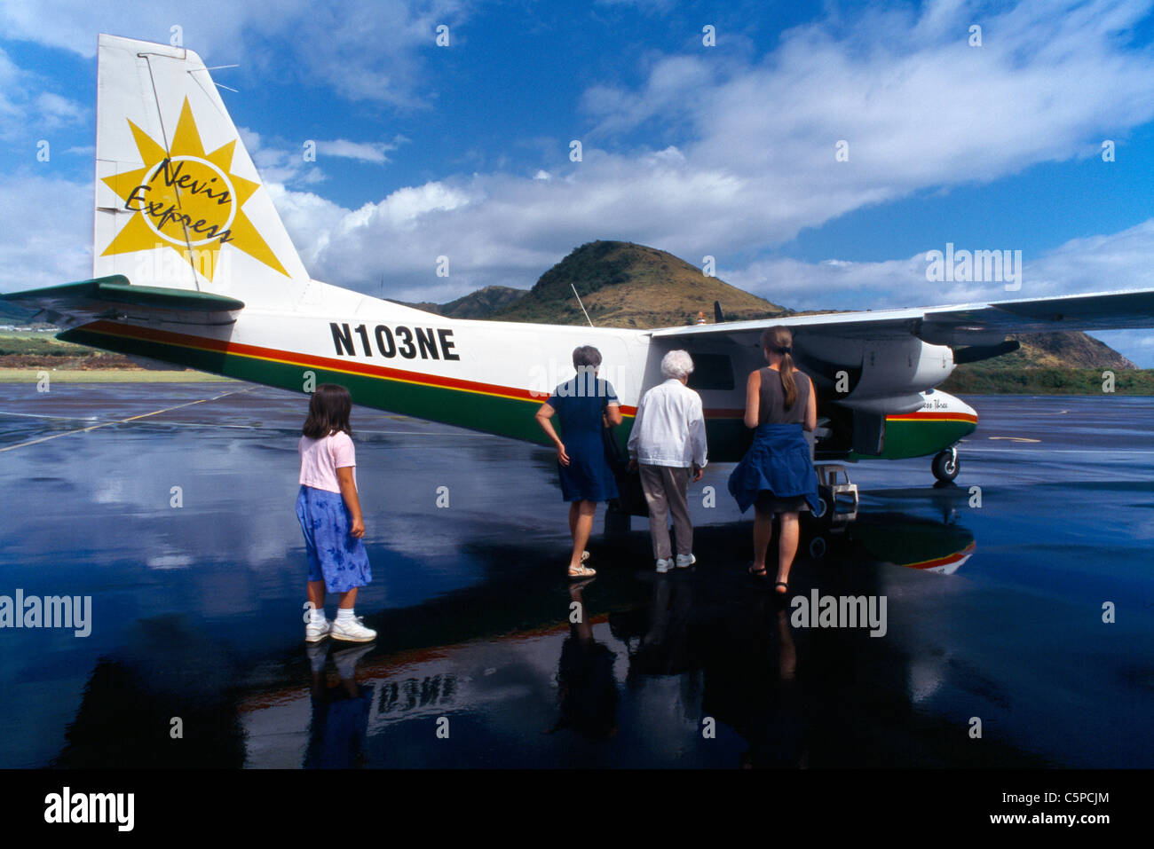 St Kitts Bradshaw Flughafen Familie Boarding Flugzeug Stockfoto