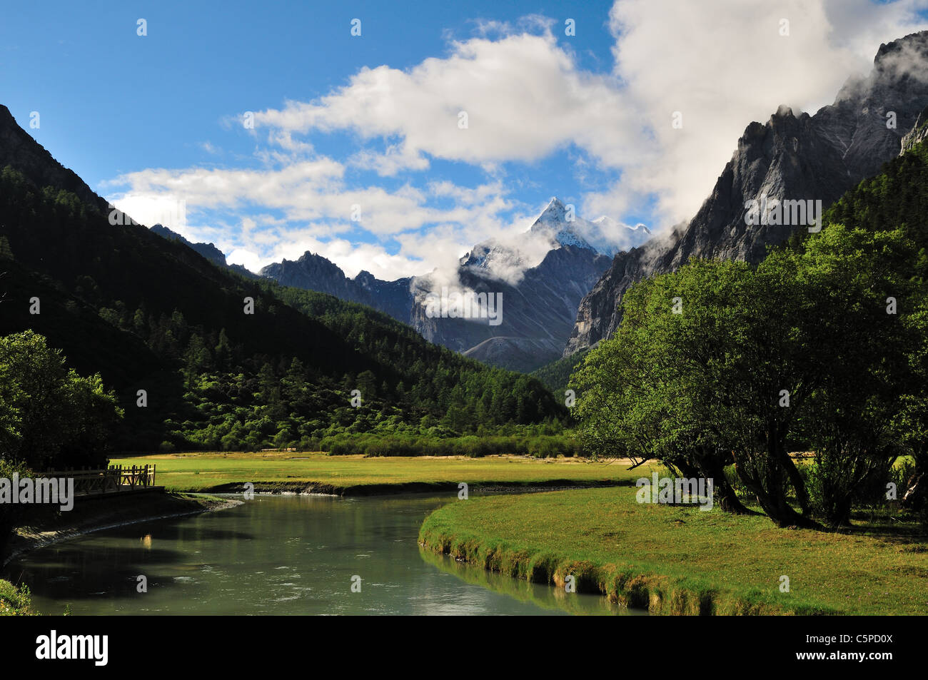 Blick von Xianuoduoji (Chanadorje) grünen Wiese des Chonggu-Klosters. Daocheng-Yading Nature Reserve, Sichuan, China. Stockfoto Blick von Xianuoduoji (Chanadorje) grünen Wiese des Chonggu-Klosters. Daocheng-Yading Nature Reserve, Sichuan, China. Stockfoto