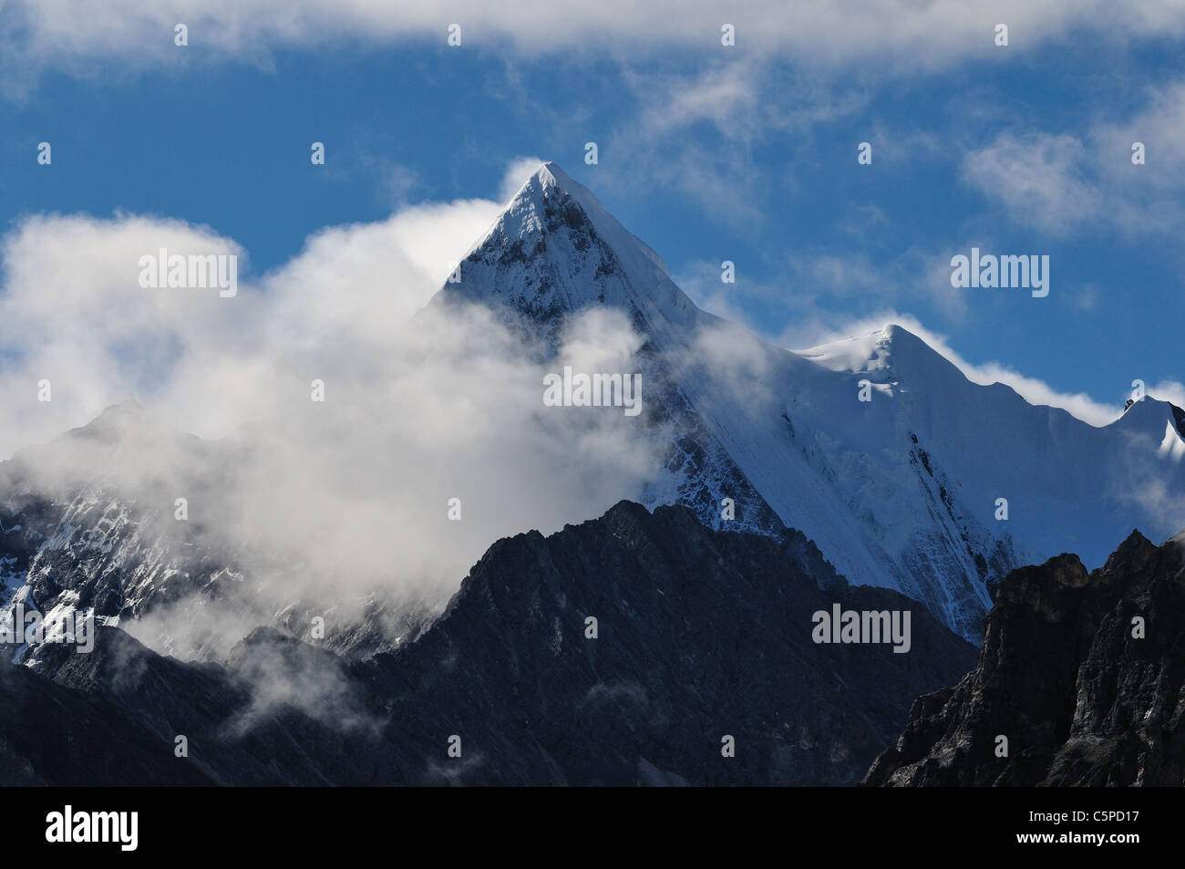 夏诺多吉 Xianuoduoji (Chanadorje), Symbol des Buddhismus Gottes Zorn. Daocheng-Yading Nature Reserve, Sichuan, China. Stockfoto 夏诺多吉 Xianuoduoji (Chanadorje), Symbol des Buddhismus Gottes Zorn. Daocheng-Yading Nature Reserve, Sichuan, China. Stockfoto