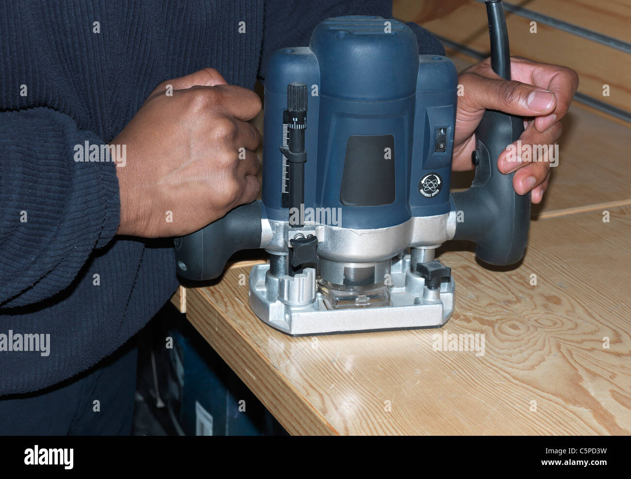 Man Router Mit einem router -Fotos und -Bildmaterial in hoher Auflösung – Alamy