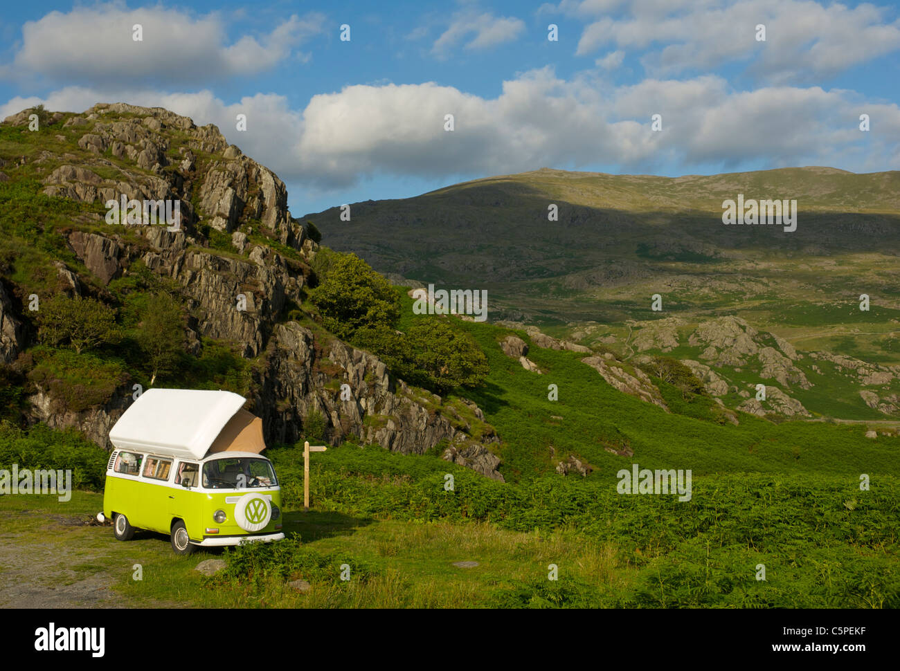 VW Wohnmobil geparkt in der felsigen Landschaft in der Offshore-Valley, Lake District National Park, Cumbria, England UK Stockfoto