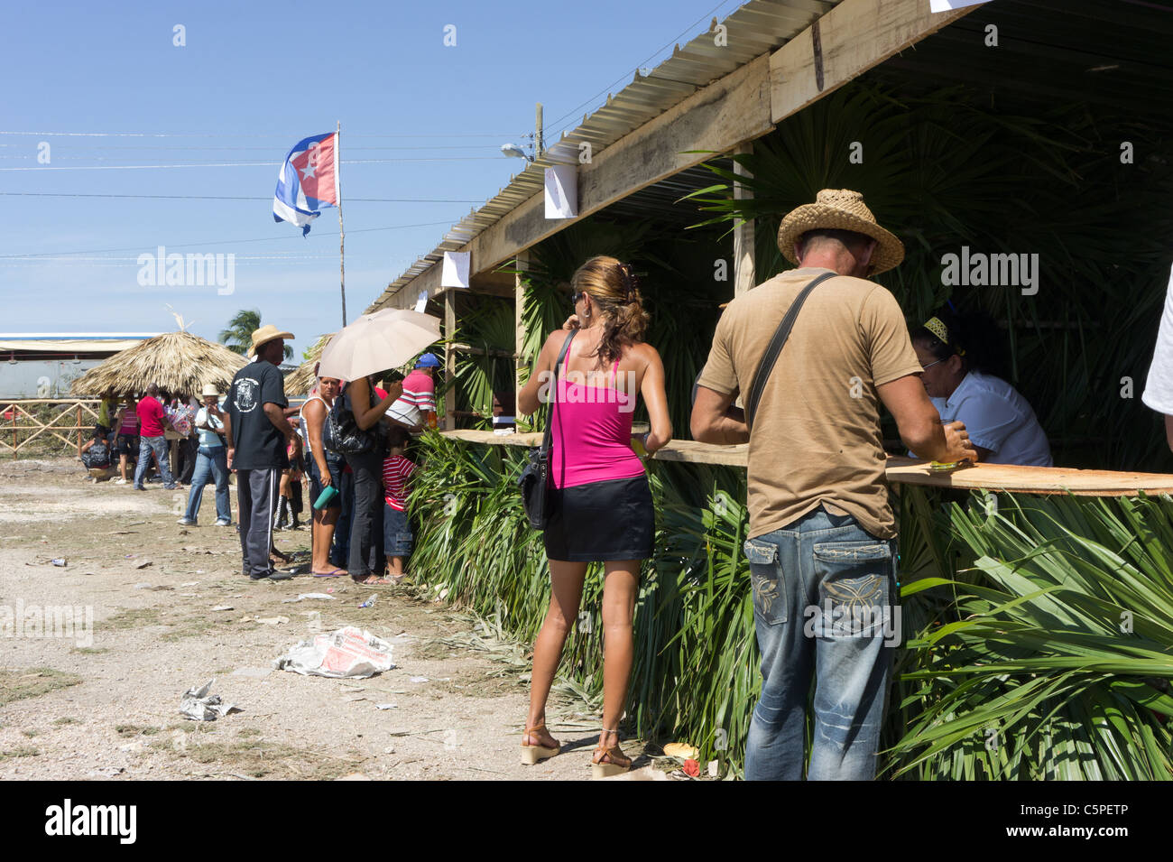 Kubaner und Touristen, die Speisen und Getränke an der Playa Giron Stadt Quadrat., Kuba zu kaufen. Stockfoto