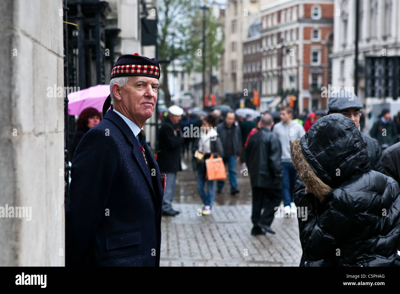 Eine schottische Veteran wartet außerhalb Hourseguards nach der Erinnerung-Parade. Stockfoto