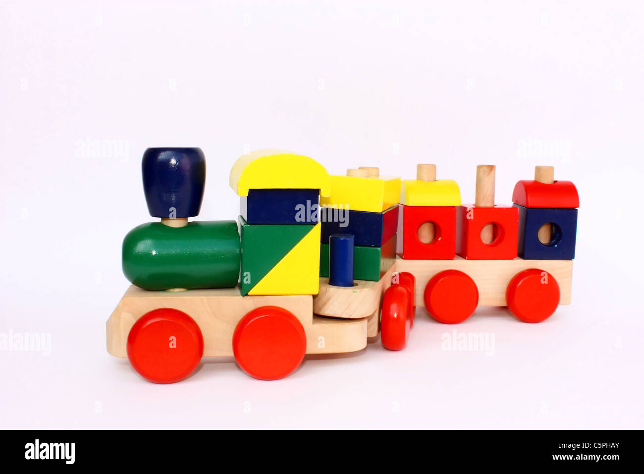 Bunte Holzeisenbahn Spielzeug für Kinder, isoliert Stockfoto