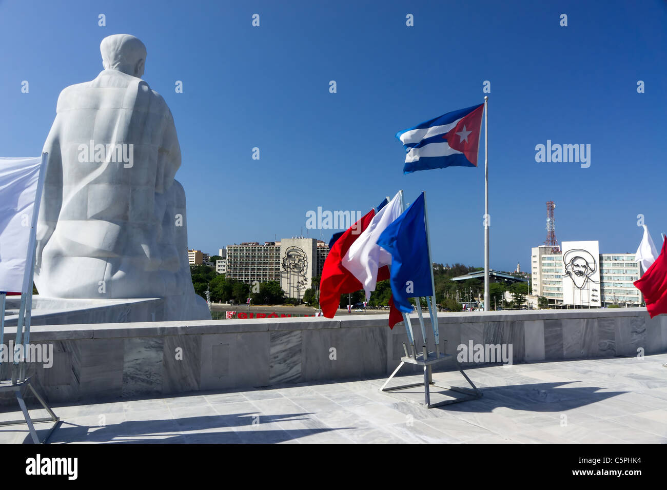 Jose Marti mit Blick auf die Plaza De La Revolución - Ministerium des Innern & Ministerium für Informatik und Kommunikation Gebäude. Stockfoto