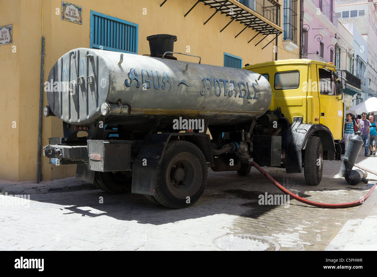 Tanker, die Bereitstellung von Wasser in Havanna, Kuba Stockfoto