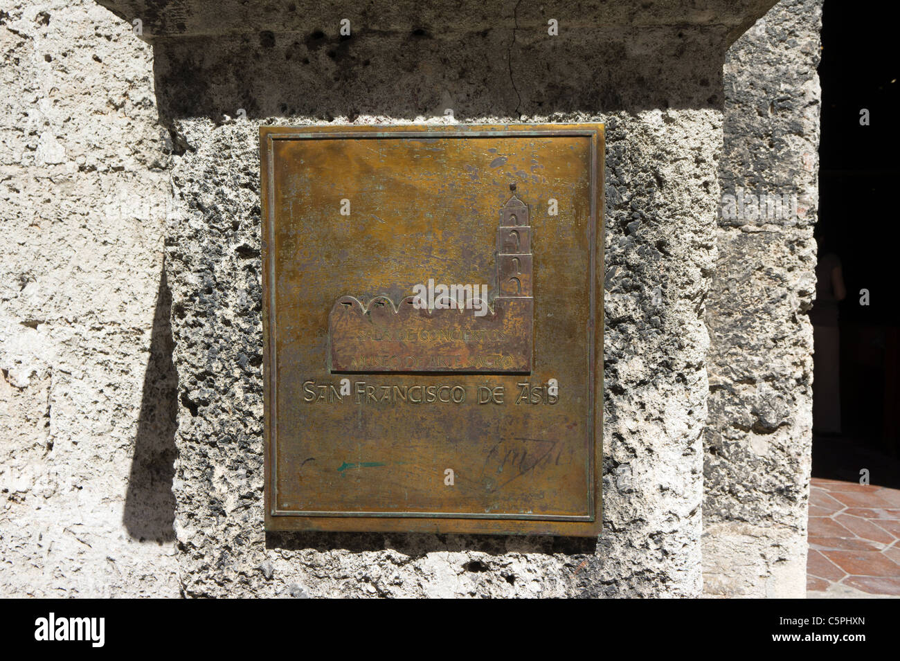 Melden Sie auf Wand der Basilika und das Kloster von San Francisco de Asis (Franz von Assisi), Havanna, Kuba Stockfoto