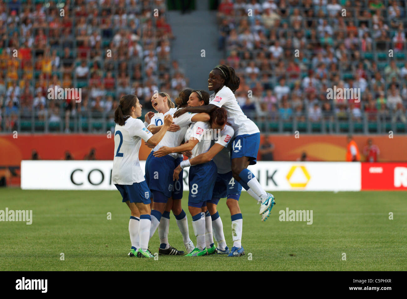 Die englischen Spieler feiern nach dem Tor von Fara Williams gegen Mexiko beim Spiel der FIFA Frauen-Weltmeisterschaft Gruppe B am 27. Juni 2011 in der Arena im Allerpark in Wolfsburg. Nur redaktionelle Verwendung. Kommerzielle Nutzung verboten. (Foto: Jonathan Paul Larsen / Diadem Images) Stockfoto