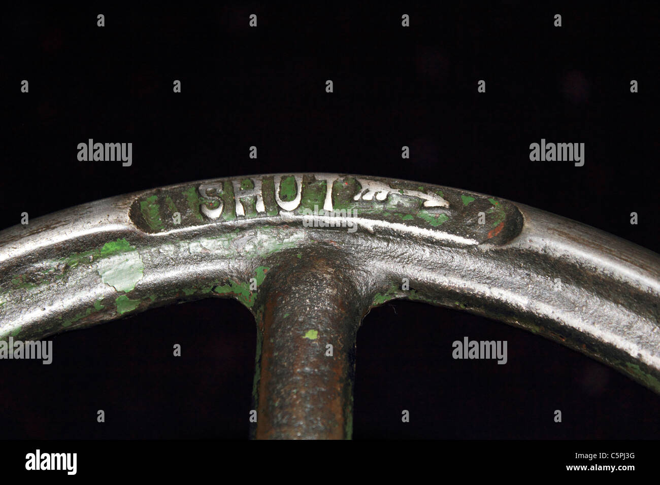 Geschlossen-Label auf Eisenrad in Kempton Steam Museum, Sunbury on Thames, Surrey England UK Stockfoto