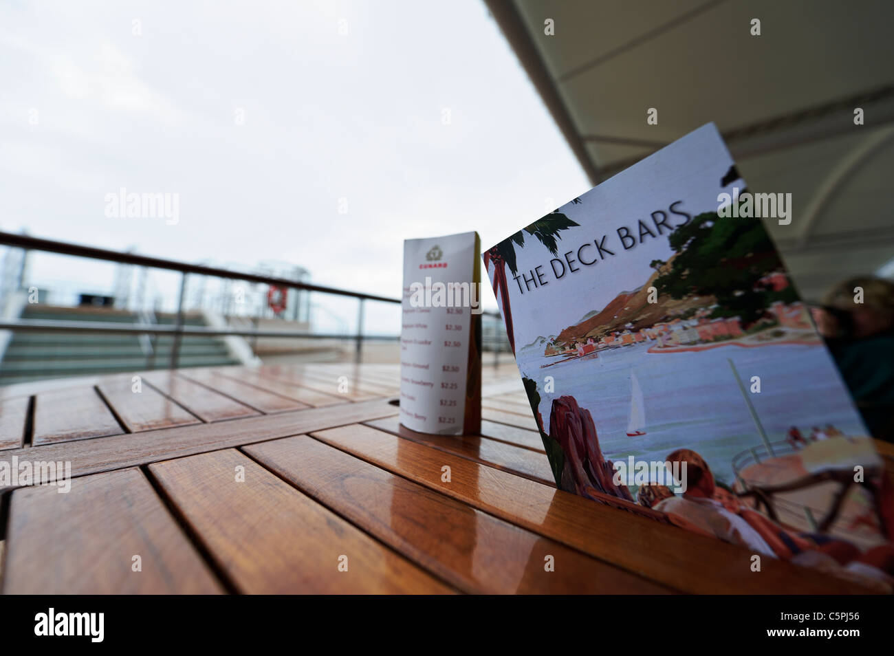 Eine Bar-Menü auf Deck 8, Ozeandampfer Queen Mary 2. Stockfoto