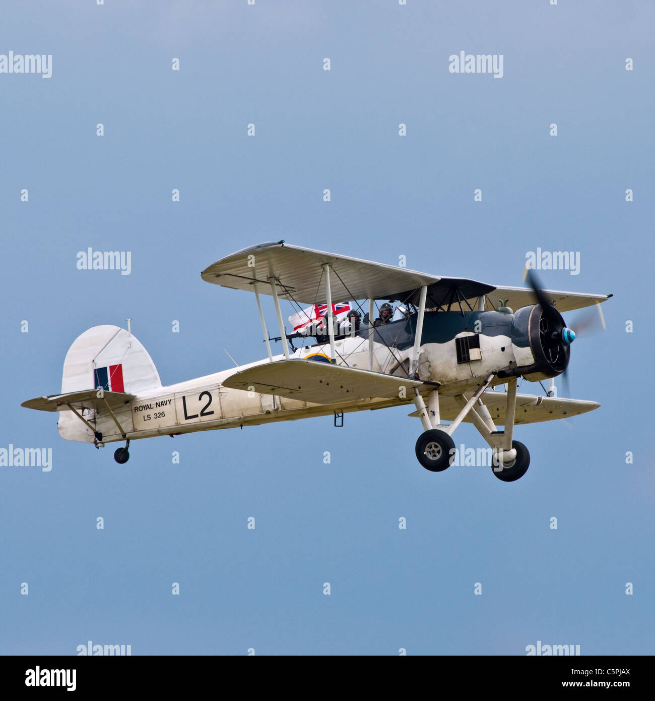 Oldtimer-Flugzeuge Royal Navy Schwertfisch II fliegen in Duxford Air 2011 Show Stockfoto