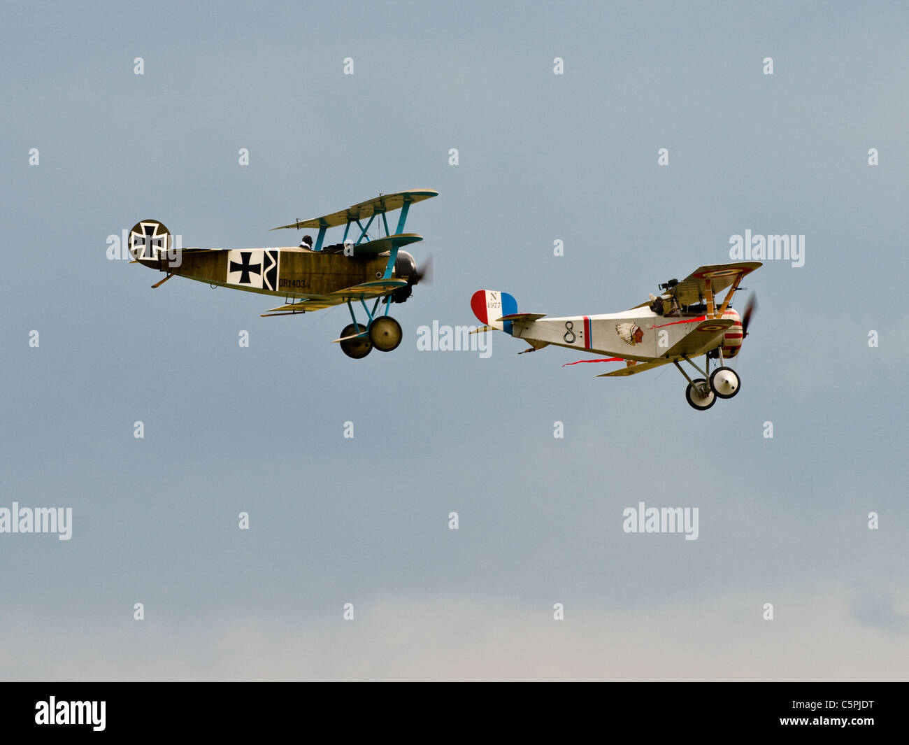 Vintage Tri-Flugzeug Fokker Dreidecker und einem Nieuport 17 Doppeldecker N 1977 aus dem ersten Weltkrieg Stockfoto