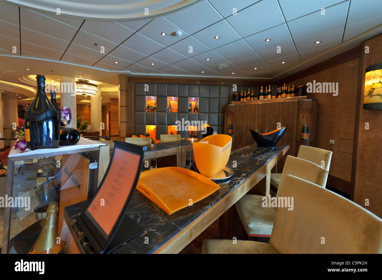 Veuve Clicquot Champagner Bar, Deck 3, Ozeandampfer Queen Mary 2. Stockfoto