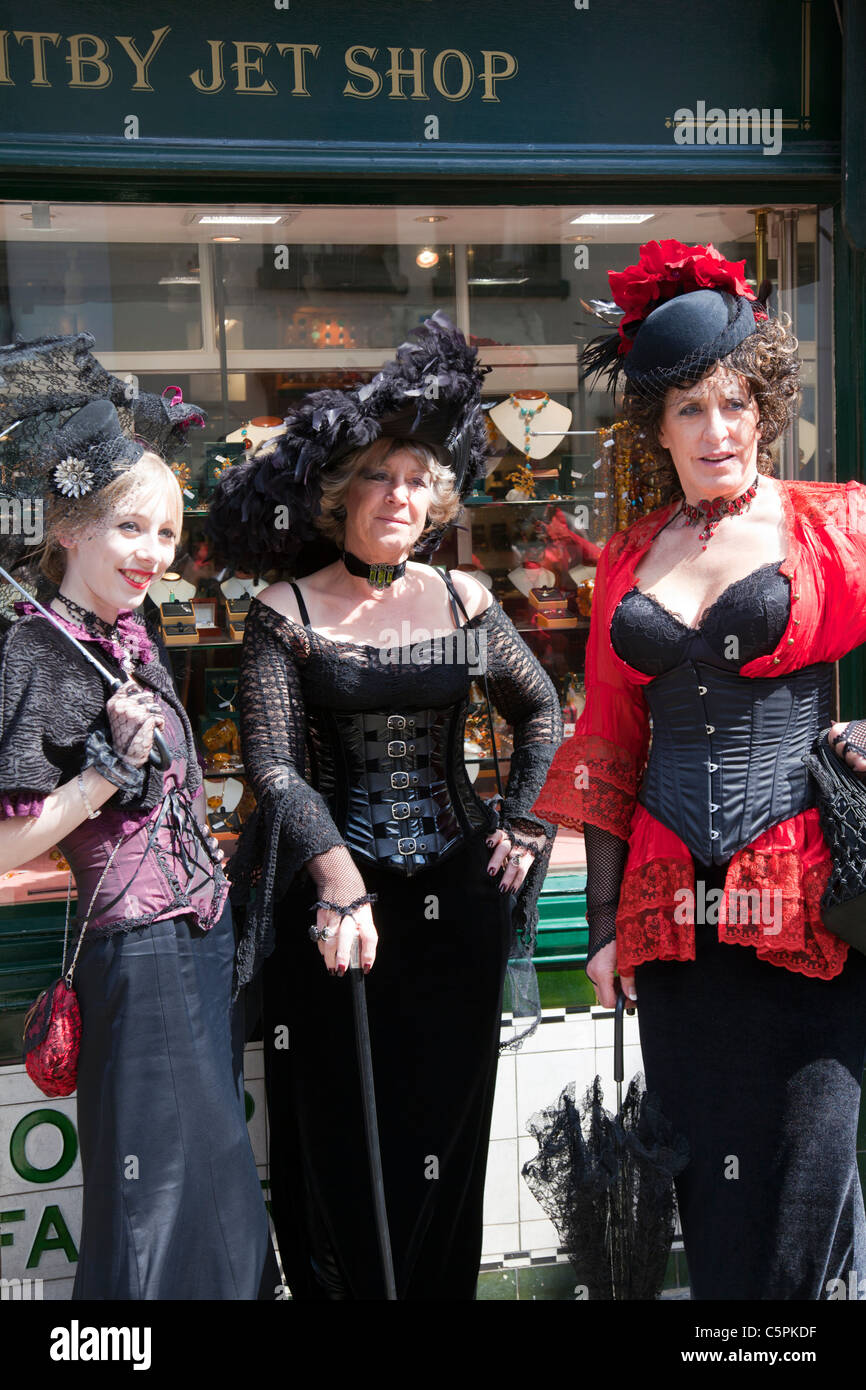 Whitby, Yorkshire, England, drei gotischen Frauen in viktorianische Kleidung vor einem Jet-Geschäft auf Whitby Gothic Weekend Stockfoto