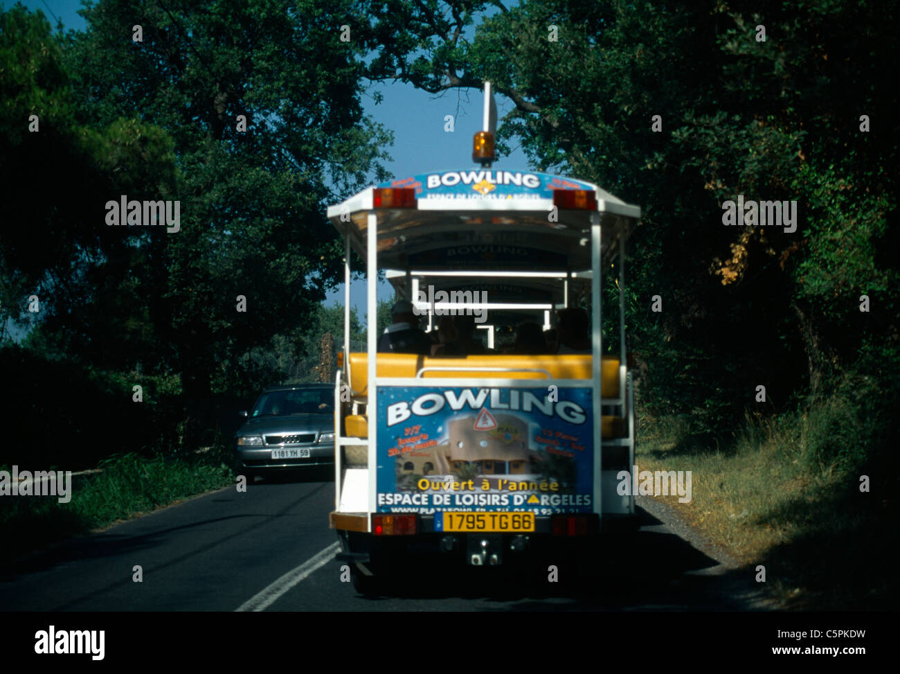 St Cyprien Frankreich Languadoc & Roussillon Anzeige auf der Rückseite eines Busses Stockfoto