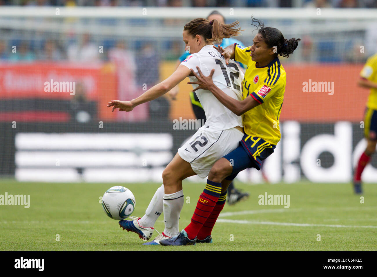 Kelis Pedunize Columbia (r) Druck Lauren Cheney der Vereinigten Staaten (l) während einer 2011 FIFA Frauen WM-Spiel. Stockfoto