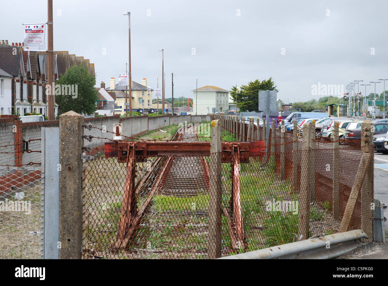 Ein wenig verwendet Gleisanschluss im in der Nähe der Station in Littlehampton, teilweise durch rostige gesehen ein Maschendrahtzaun. Stockfoto