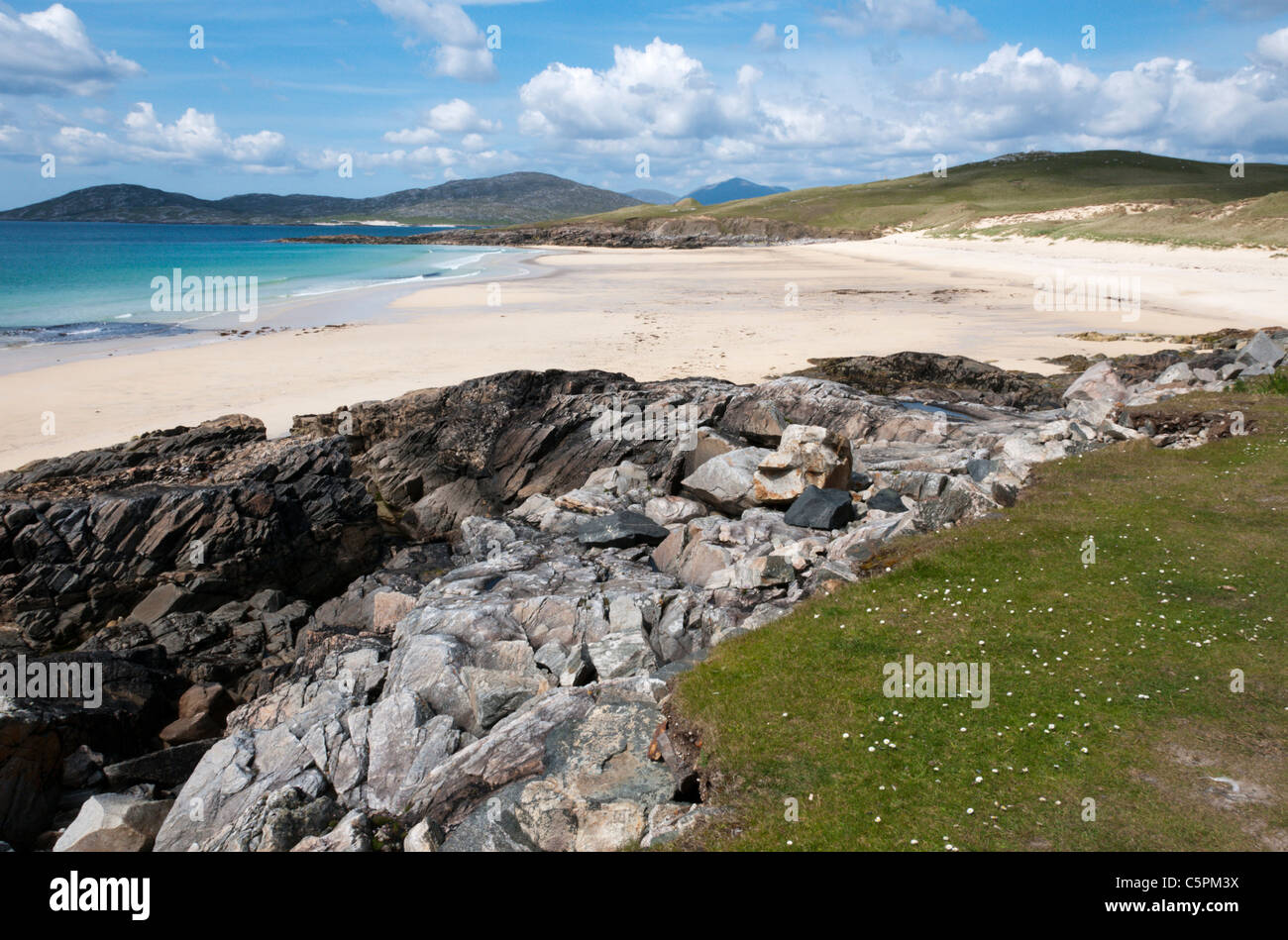 Die Insel z. gesehen über Traigh Iar Strand auf South Harris in den äußeren Hebriden. Stockfoto