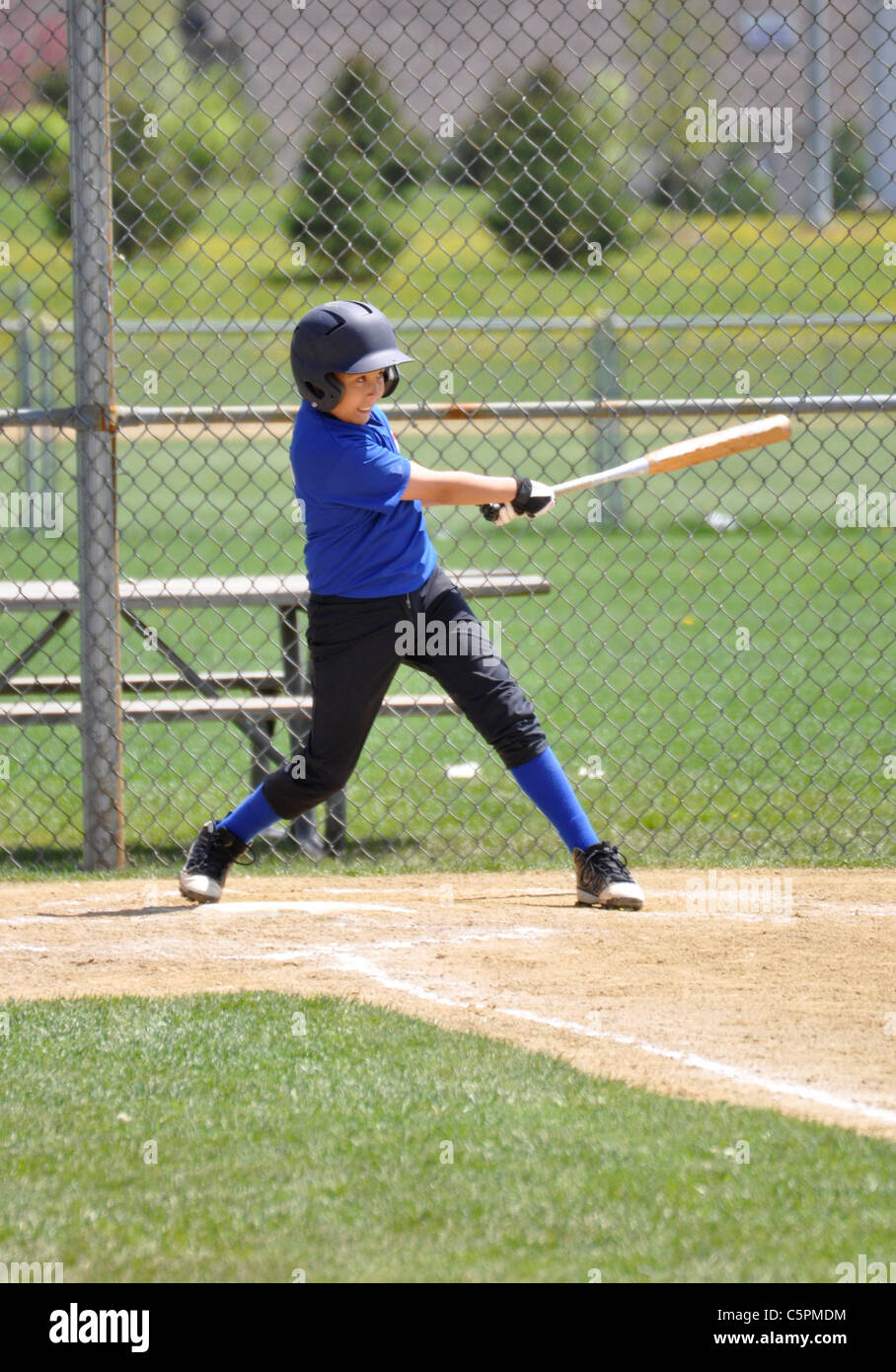 Little League Baseball-Spieler bei Home-Plate in einer Tonhöhe schwingen. Stockfoto