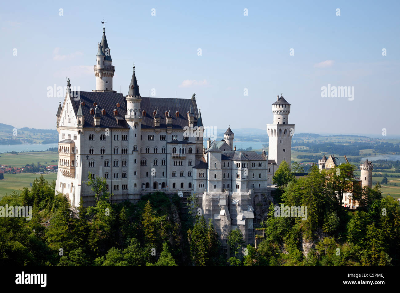 Das Schloss Neuschwanstein in Schwangau, Bayern in Deutschland. Schloss Hohenschwangau kann rechts im Hintergrund gesehen werden. Ostallgäu. Allgäuer Alpen Stockfoto