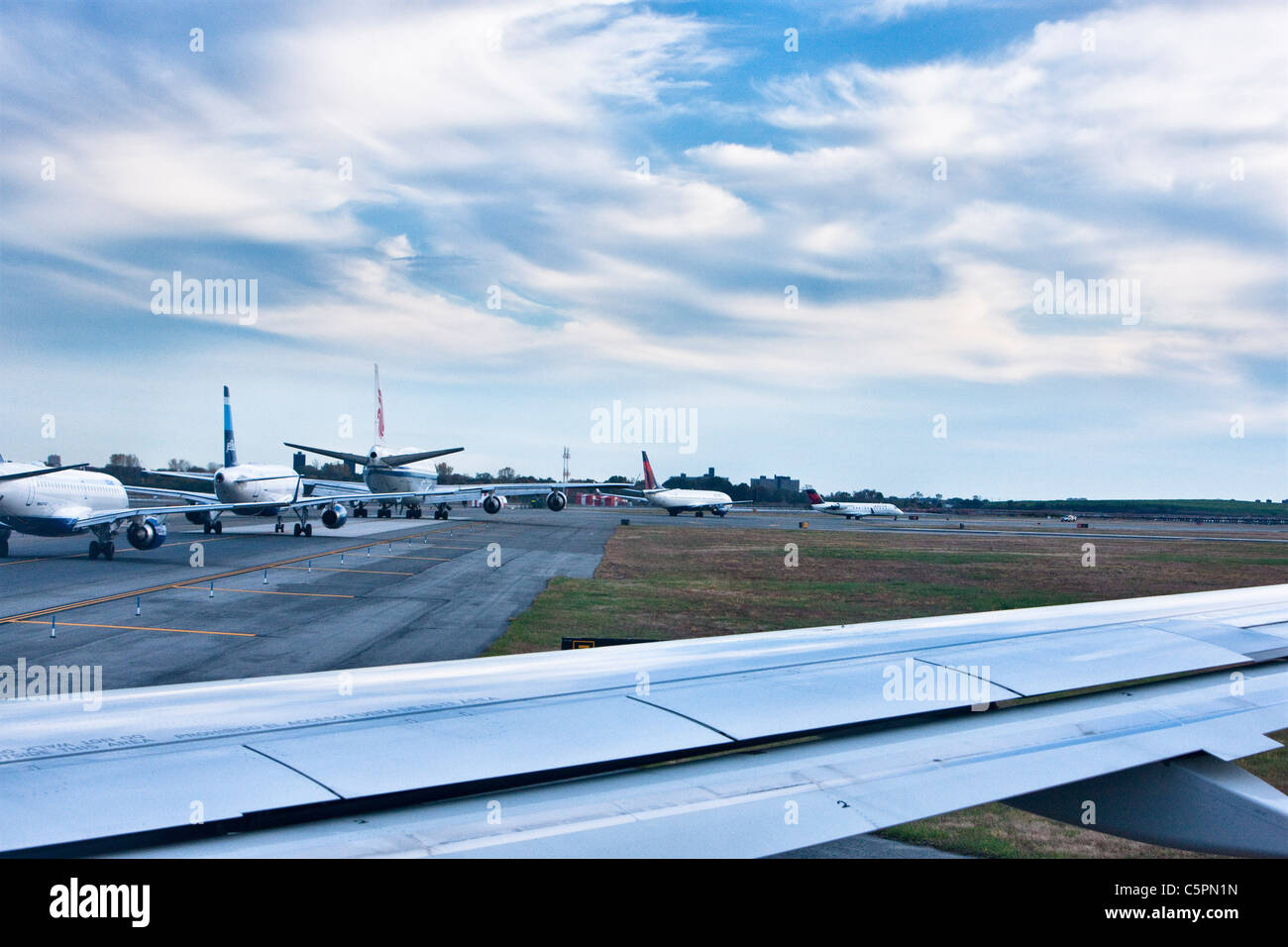 Düsen für den Start auf einer Startbahn am John F. Kennedy International Airport - New York aufgereiht Stockfoto