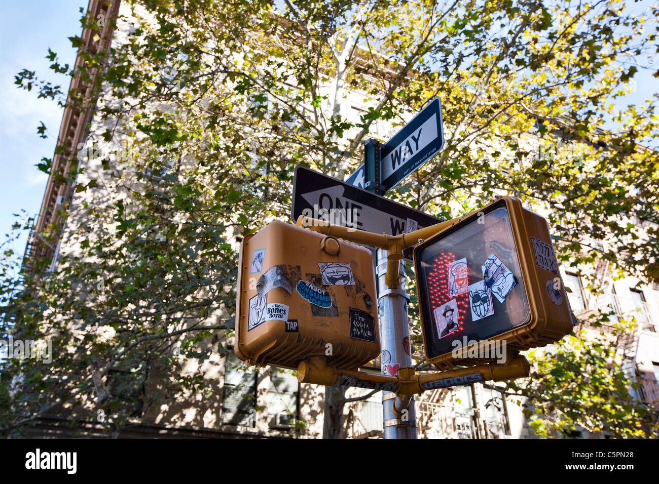 Ein stark belästigten Zebrastreifen-Signal mit Graffiti und Aufkleber im Stadtteil SoHo von New York city Stockfoto