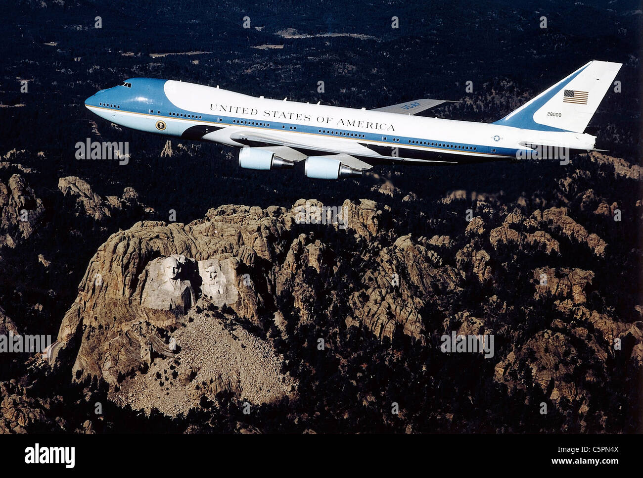 Air Force One Presidential Lufttransport fliegt über Mount Rushmore Stockfoto