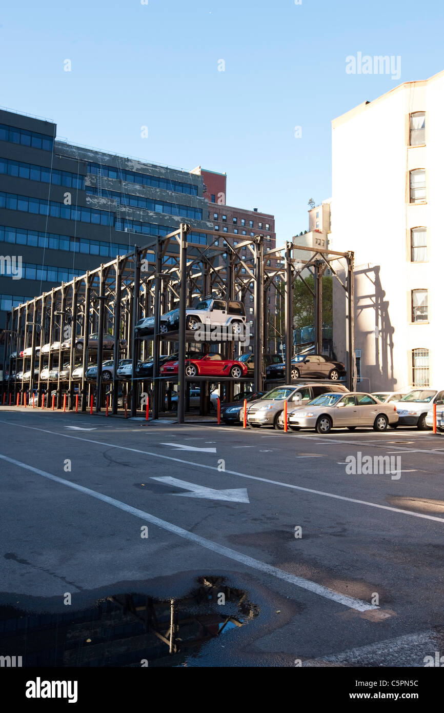 Vertikal gestapelt Autos auf einem Parkplatz in New York Stockfoto