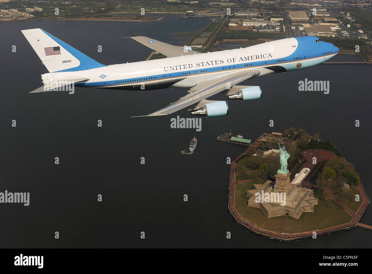 Air Force One, fliegt das Flugzeug des US-Präsidenten über die Statue of Liberty Stockfoto