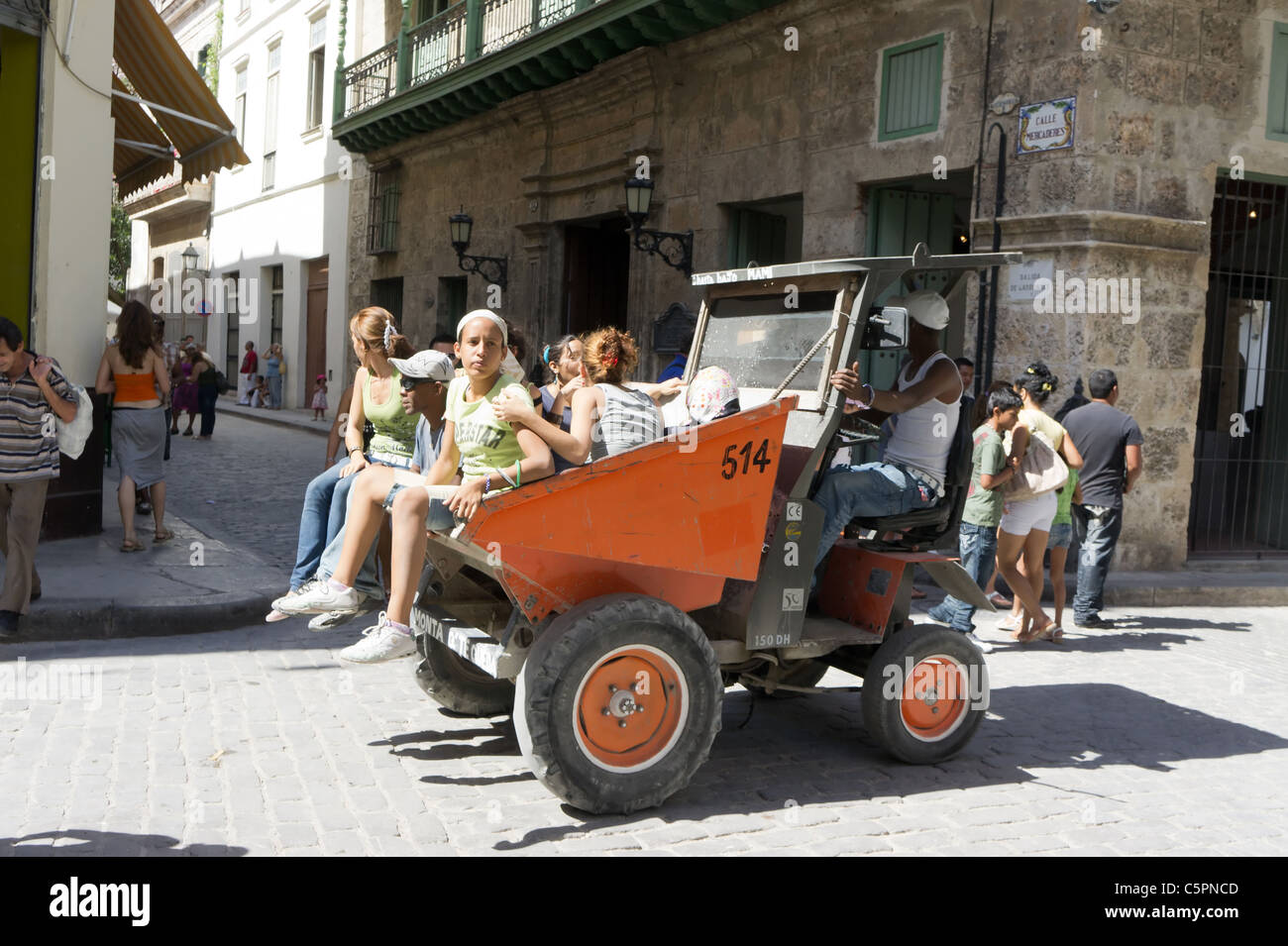Jugendliche, die immer eine Fahrt in einem Muldenkipper, Havanna, Kuba Stockfoto