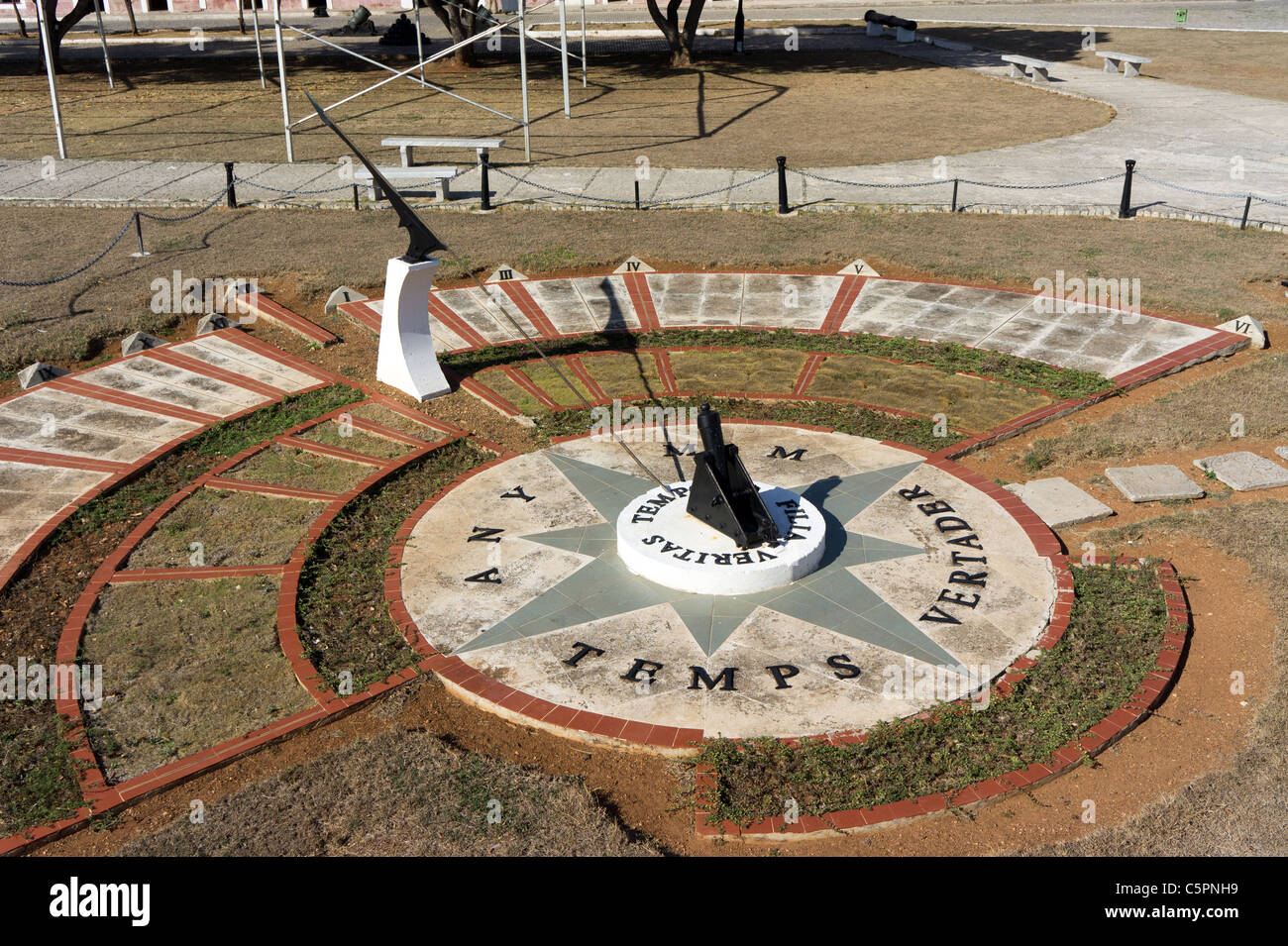 große Boden-Sonnenuhr in La Cabaña, eine Festung in Havanna, Kuba. Stockfoto